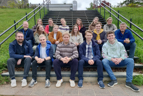 UngNatur-redaksjonen og våre rådgivere sitter på en trapp ute.